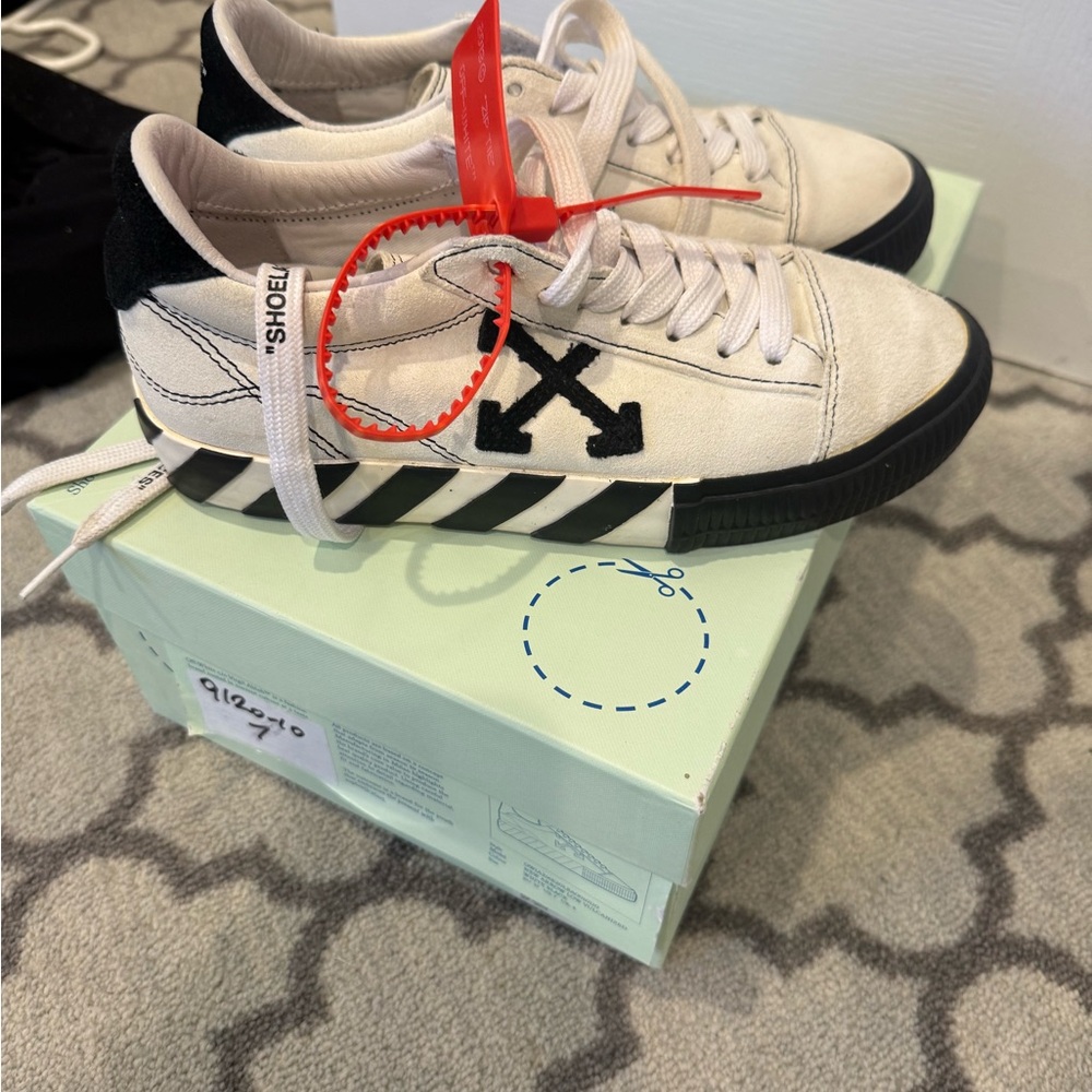 Off White New arrow low vulcanized black and white sneaker (worn a few times)